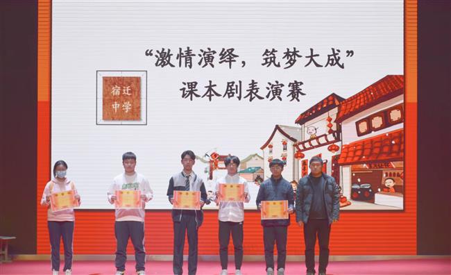 领奖.jpg 领奖.jpg