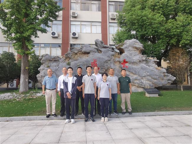 获奖同学与指导教师合影.jpg 获奖同学与指导教师合影.jpg