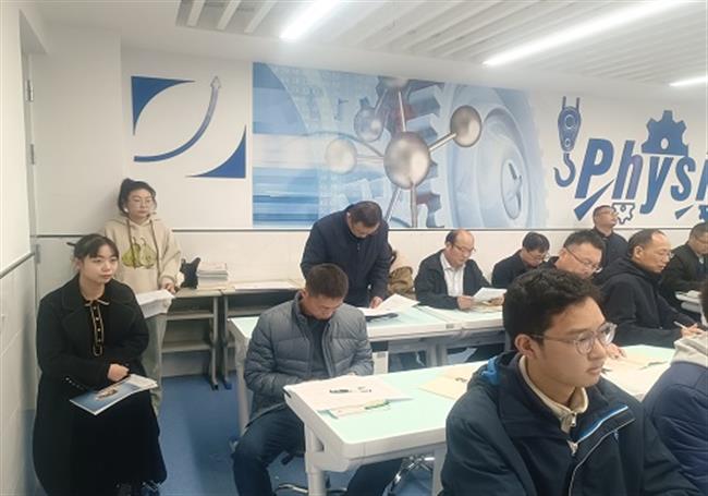 物理组老师参与听课2.jpg 物理组老师参与听课2.jpg